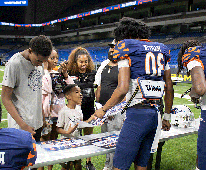 Slideshow: Roadrunners ring in Fiesta with annual <a href='http://co38j8yd.0577-it.net'>在线博彩</a> Football scrimmage